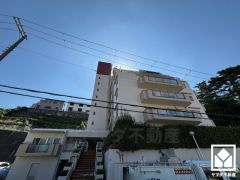 重厚感のあるファサードが、洗練された暮らしを予感させる。品格あるデザインが魅力のマンション。