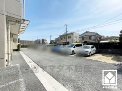 敷地内に駐車場を完備（月額12000円～16000円）。重い荷物や雨の日の移動もスムーズで、快適なカーライフを実現。空き状況等は弊社スタッフまでお気軽にお問い合わせください。