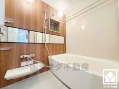 1日の疲れを癒す浴室でゆったりリフレッシュ。ナチュラルな木目調のアクセントパネルは落ち着いた雰囲気を演出してくれます。鏡が横長なので、お子様でも見やすく便利です。