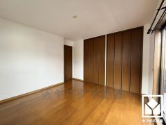 お子様のお部屋などにも十分な広さです。大きなクローゼットが2か所あるお部屋で整理整頓もしやすいです。