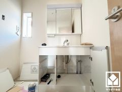 収納付きでスッキリお使い頂ける3面鏡の洗面台です。洗面ボウルが広めなので、忙しい朝でも身支度がしやすく時短になります。