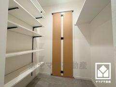 玄関にはたっぷりの収納スペースを完備。靴やアウトドア用品もすっきり収まり、いつでも整った空間に。