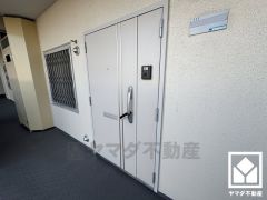 親子ドアで大きく開く玄関扉の為、ベビーカーでの出入りも楽々です。