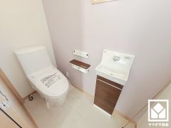 明るく清潔感溢れるトイレです。2連トイレットペーパーホルダーなのでお取替えの手間が軽減できます。
