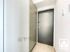 シンプルで洗練された玄関デザイン。帰るたびにホッとできる、心地よい住まいの入り口。