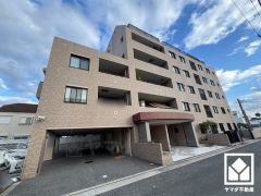 リビングに向かって収納付きのカウンターがあり配膳や片付けがしやすく、スッキリとした空間が保てます。