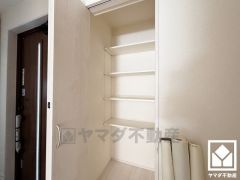 玄関横には掃除機などを収納いただける稼働棚4段が設置されたスペースがあり、住空間を広々お使いいただけます。