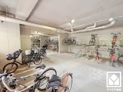 サイクルラックの設置された屋内駐輪場を完備。スッキリ整理されて、自転車同士の接触や転倒の心配がございません。
