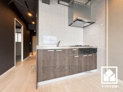 キッチンは空間を有効活用できる壁付けタイプ。毎日の料理がもっとスムーズになる、便利な3口コンロ付き。