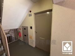シンプルで洗練された玄関デザイン。帰るたびにホッとできる、心地よい住まいの入り口。