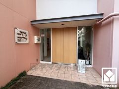 綺麗に整備されており、帰宅時や来客時にも気持ちの良い空間です。AEDが設置されており、安心・安全に配慮されています。 清潔なゴミ出し場で気持ち良くお使い頂けます。