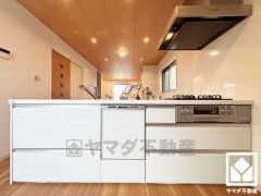 調理に手間がかかりがちな肉や魚を、短時間でサッと焼き上げることができるグリル付き。換気効率が高くお手入れしやすいスリム型のレンジフードも完備。スッキリとしたスタイリッシュなデザインも魅力の一つです。