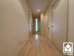 シンプルで洗練された玄関スペース。帰るたびにホッとできる、心地よい住まいの入り口。