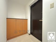 シンプルで洗練された玄関デザイン。帰るたびにホッとできる、心地よい住まいの入り口。