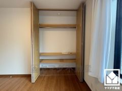 クローゼットは奥行きがあるので、収納力も申し分ありません。