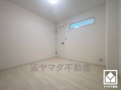 約5.4帖の洋室には室内窓がございます。高い位置にあるためプライバシーを確保しながら、こもりがちな空気を効率よく換気できます。