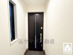 ドアの窓から光が差し込み、外出時にも帰宅時にも、明るい気持ちになれる玄関です。