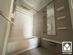 浴室暖房乾燥機付き。真冬の寒い浴室を暖かく、また雨の日の洗濯物の乾燥にと多用途に活躍する機能です。発汗作用や美肌効果のあるミストサウナ機能も付いており、短時間で体の芯まで温めることができます。