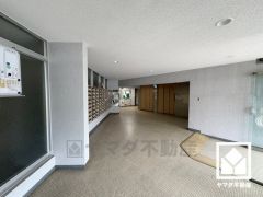 広々としたロビーには集合ポストが備わっています。鍵付きなので安心です。