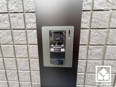 突然の来訪時でも安心なモニター付きインターホンを完備。お留守番中のお子様でも簡単に来訪者の確認ができます。