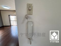 インターホンあり。来客があっても家の中で対応可能なので、防犯面で安心です。