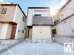 落ち着いた色合いと直線的な美しさが調和したモダンな外観。帰るたびに安心感を感じられる佇まい。