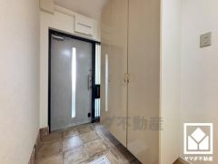 玄関ドアの窓から光が差し込み、外出時にも帰宅時にも、明るい気持ちになれる玄関です。