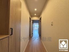 シンプルで洗練された玄関スペース。帰るたびにホッとできる、心地よい住まいの入り口。