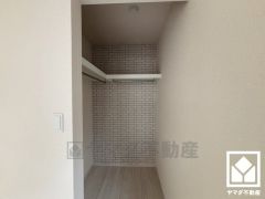 ウォークインクローゼットには照明も設置されており、コーディネートがしやすい明るい空間になっています。