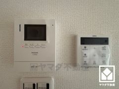 突然の来訪時でも安心なモニター付きインターホンを完備。お留守番中のお子様でも簡単に来訪者の確認ができます。