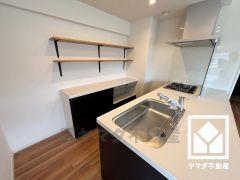 カウンターキッチンなので配膳や片付けがしやすく、お料理中でもお子様の様子が分かって安心です。毎日の料理がもっとスムーズになる、便利な3口コンロ付き。