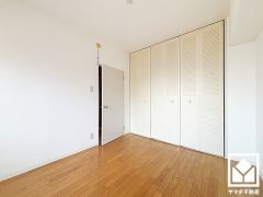約5.5帖の洋室です。大きなクローゼット付きのお部屋で整理整頓しやすいです。
