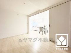 リビングに隣接した引き戸の洋室で、一体利用も可能です。