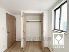 新たに家具を買わなくても良いので、ハンガーパイプ付きのクローゼットは嬉しいですね。