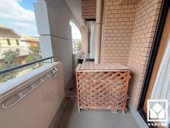 東西両面バルコニーで陽当たり、風通し良好。