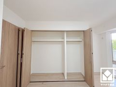 たっぷり収納できるクローゼットです。お洋服はもちろん、スーツケースなどの大物もしっかり片付きます。