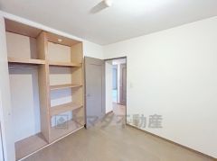 新たに家具を買わなくても良いので、ハンガーパイプ付きのクローゼットは嬉しいですね。