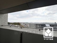 緑豊かな高台に建つ5階建てマンションの4階部分で、見晴らしの良い景色が広がります。開放感あふれる眺望と利便性が融合した住まい──穏やかな毎日をここから。