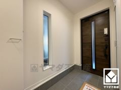 窓から光が差し込み、外出時にも帰宅時にも、明るい気持ちになれる玄関です。