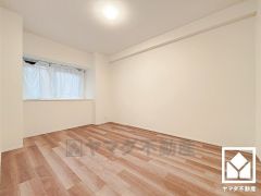 大きな窓からは明るい光が降り注ぎます。