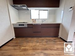 キッチンは空間を有効活用できる壁付けタイプ。窓がございますので、昼間は手元が明るく、お料理がはかどります。