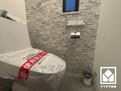 トイレが1階と2階にあるので、朝の忙しい時間にも混雑せず快適です。温水洗浄便座付きで、季節を問わずいつでも温かい便座をお使いいただけます。