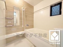 1日の疲れを癒す浴室でゆったりリフレッシュ。ナチュラルな木目調のアクセントパネルは落ち着いた雰囲気を演出してくれます。