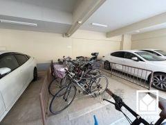 屋内駐輪場や屋根付きのバイク置場を完備しており、雨や風、直射日光からお乗り物を守ることができます。