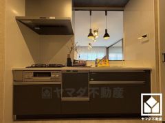 家族のごはん作りがはかどる、便利な3口コンロ仕様のキッチンです。毎日の家事の負担を軽減でき、省エネにもなる食器洗乾燥機付き。