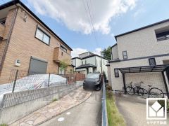 収納力豊富なウォークインクローゼット付き。お洋服はもちろん、スーツケースなどの大物もしっかり収納できます。