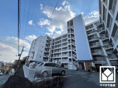 敷地内に駐車場を完備。重い荷物や雨の日の移動もスムーズで、快適なカーライフを実現。空き状況等は弊社スタッフまでお気軽にお問い合わせください。