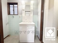 小さなお子様のお風呂上りもこのスペースがあればゆったりとして頂けます。室内洗濯機置場がございますので、天候に左右されず洗濯していただけます。