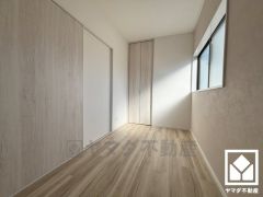 約4帖の3階洋室です。間取り図と異なりますが、クローゼット付きのお部屋になっています。