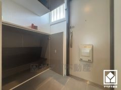 シューズボックス付きで、家族の靴もしっかり収納。玄関がいつも片付き、気持ちよくお客様を迎えられます。